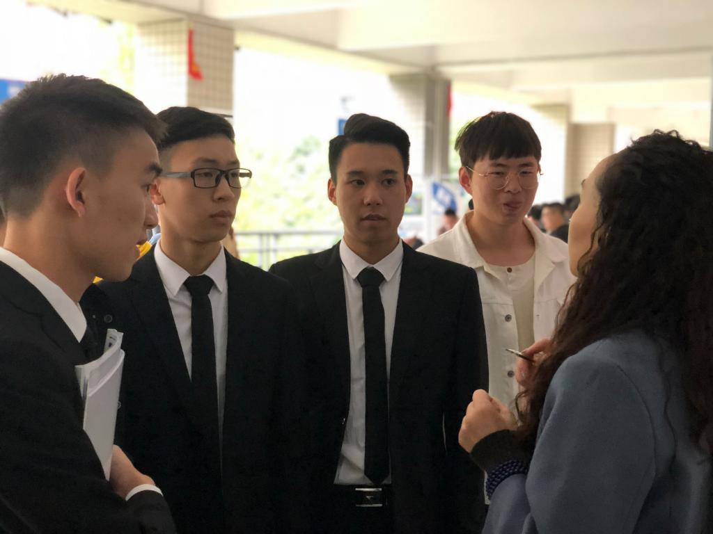 学生积极参与